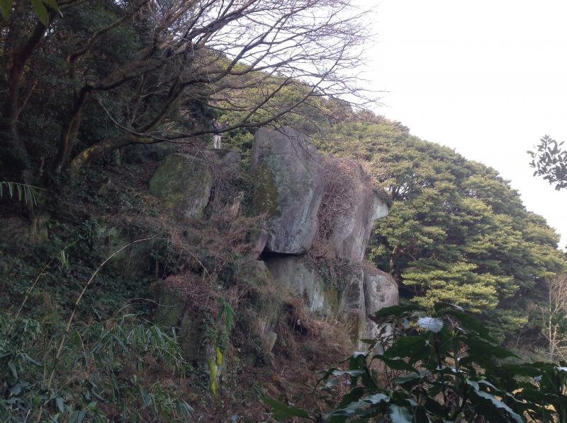 山中の巨岩「笠岩」
