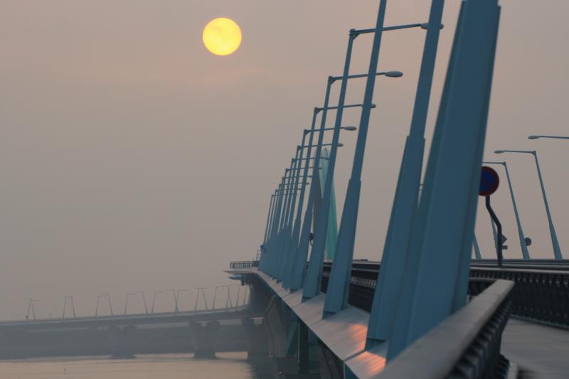 北九州空港連絡橋と日の出