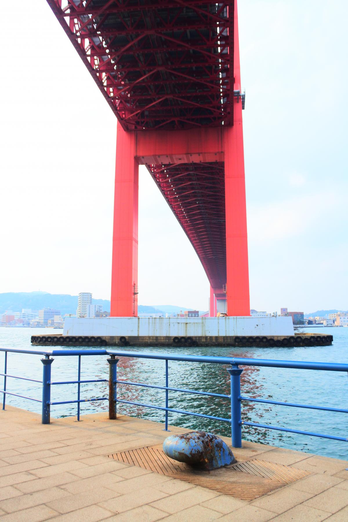 赤い橋の下の青い繋留杭
