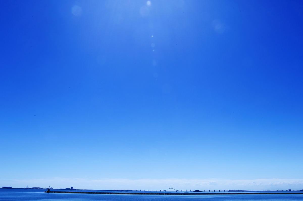 真夏の北九州空港と青空