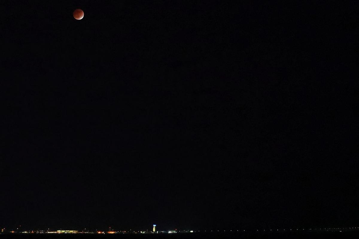 「ほぼ」皆既月食と、北九州空港の夜景