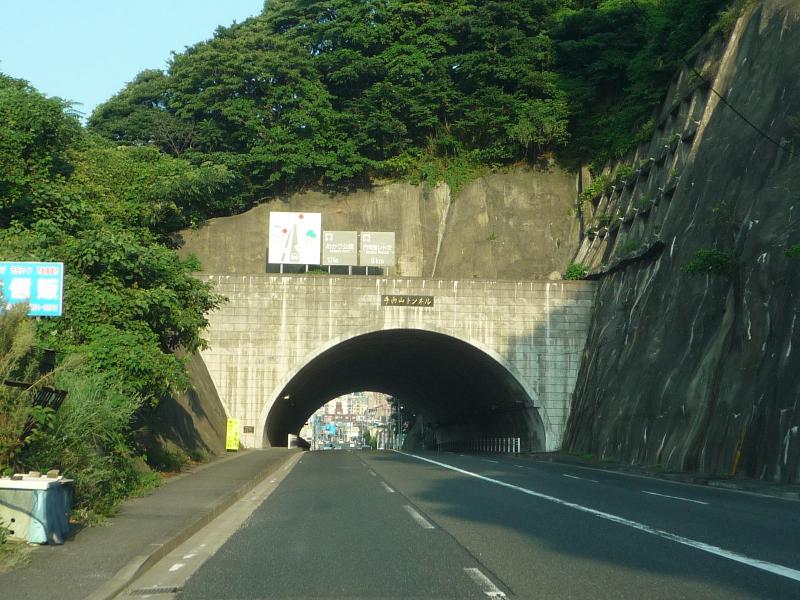 おっと、１つのトンネルの車線数が４車線。意外にすごい手向山トンネル