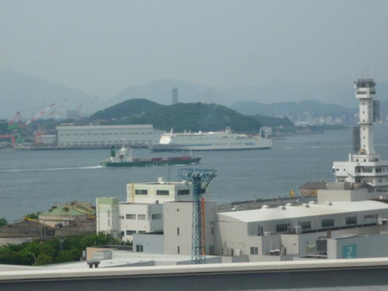 海と船が見える坂道　その７　 関門海峡が左右に見える　門司区西新町　手向山公園付近