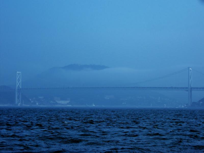 霧に包まれた関門橋