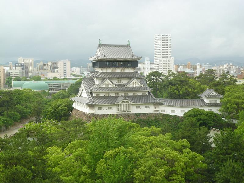 新緑の中の小倉城