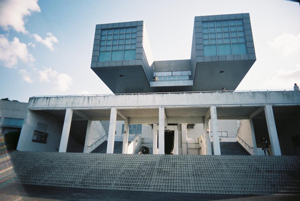 「丘の上の双眼鏡」と称される北九州市立美術館の建築。