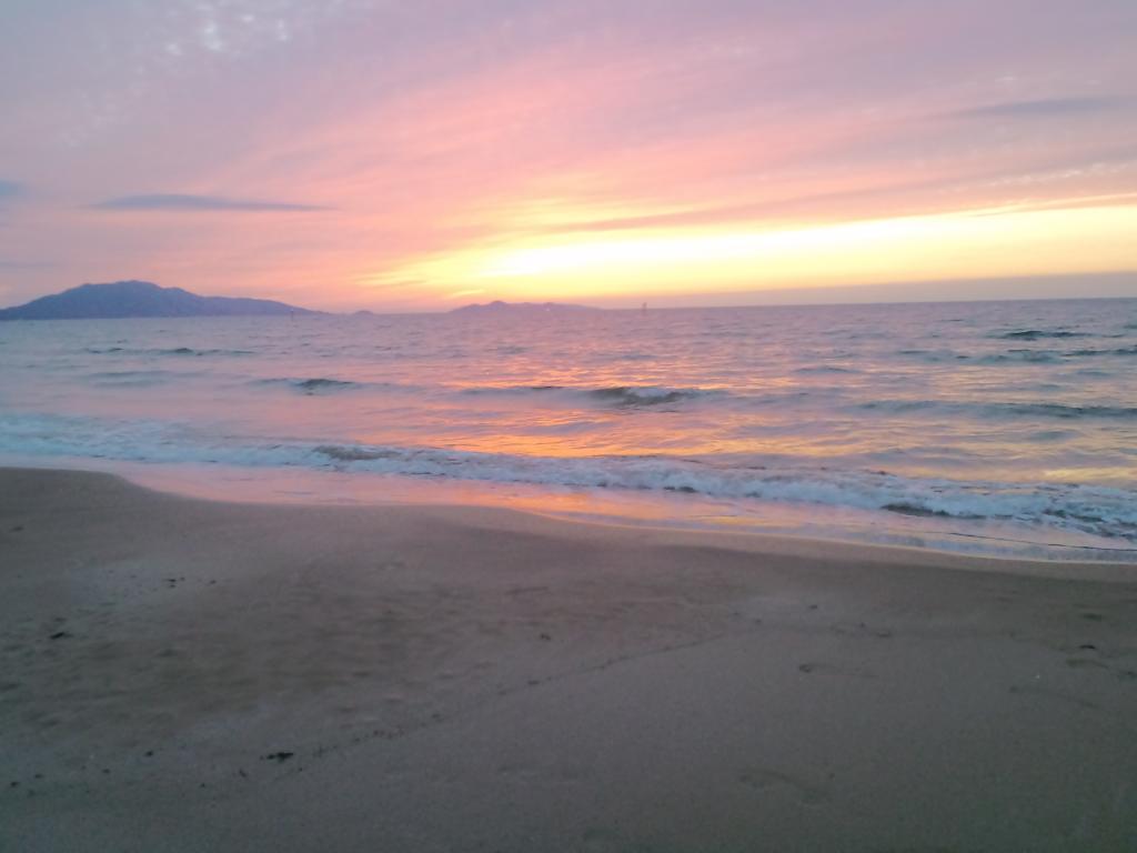 若松の浜辺の夕陽